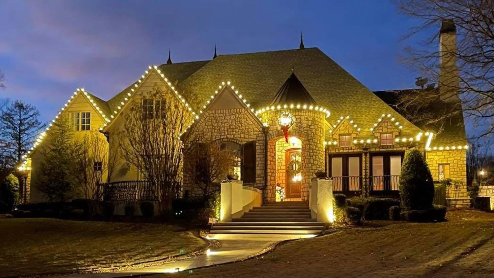 Book Your Professional Holiday Lighting Installation Early